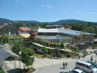 Blick auf das Glasdorf Weinfurtner in Arnbruck