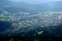 Blick vom Drachen- und Gleitschirmstartplatz am Hochzellberg auf Bodenmais im Bayerischen Wald