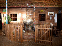 Blick auf die Gläserne Destille im Penninger Schnaps-Museum in Böbrach
