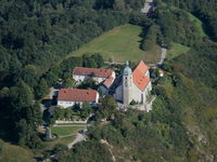 Blick auf die Wallfahrtskirche und das Kreismuseum auf dem Bogenberg