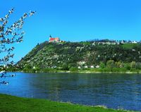 Blick über die Donau zur Wallfahrtskirche auf dem Bogenberg