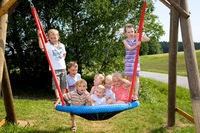 Kinderspaß auf dem Schaukelweg in Breitenberg