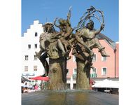 Der Marktplatzbrunnen in Cham mit den Figuren der Waldhexe und des Bilmesschneiders