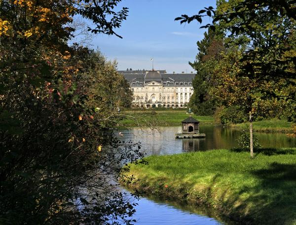 Schlosspark mit Schloss und Ententeich