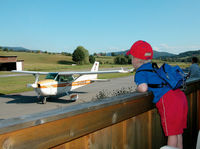 Kinder bestaunen die Flugzeuge auf dem Sportflugplatz in Arnbruck