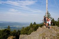 Wanderer blicken vom Mühlriegel ins Zellertal im Bayerischen Wald