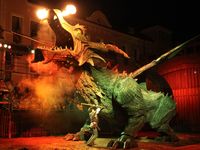 Der Ritter kämpft mit dem High-Tech-Ungeheuer beim Further Drachenstich