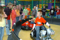 Kinderspaß auf der Elektrokart-Bahn im Funpark BABALU in Grafenau