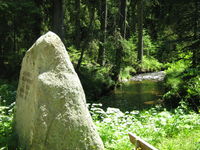 Gedenkstein beim Zusammenfluss der Quellbäche zur Kalten Moldau