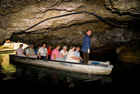 Kahnfahrt in die Höhle