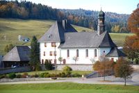 Großer Parkplatz bei der Kirche in Unteribach