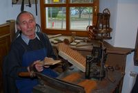 Bürstenmacher Werner Schmid bei der Vorführung