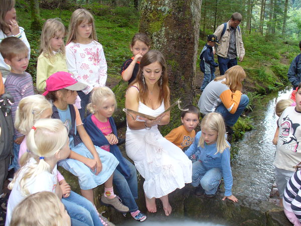 Die Fee liest ein Märchen vor