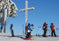 Skibetrieb am Gipfel im Wintersportzentrum am Hohenbogen