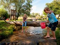 Abenteuer am Bach im Kinderlandort Neuschönau im Nationalpark Bayerischer Wald