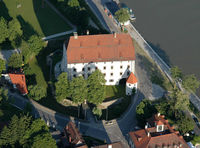 Blick auf Schloss Obernzell in den Donau-Perlen im Passauer Land