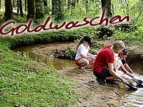 Familienerlebnis beim Goldwaschen