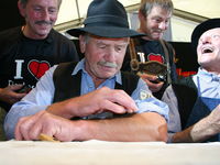 Wettschnupfen beim Perlesreuter Schmalzlerfest im Bayerischen Wald