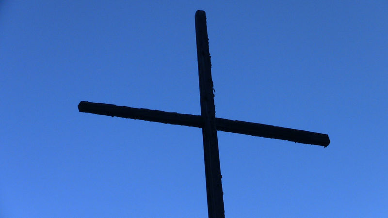 Croix imposante face aux montagnes imposantes: le chemin de croix convainc les pèlerins comme les randonneurs de Zermatt, de Täsch et de Randa.