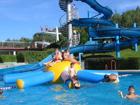 Badespaß an der Wasserrutsche im Freibad in der Kreisstadt Regen