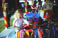 Volksfestspaß im Kinderkarussell bei der Auerer Kirwa