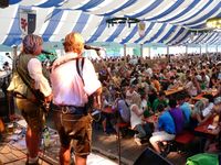 Festzeltstimmung beim Grenzlandfest in der Glasstadt Zwiesel