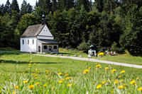 Blick auf das Wallfahrtskirchlein Maria Bründl bei Saldenburg im Bayerischen Wald