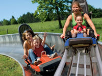 Familienspaß mit Bob und Coaster auf der Sommerrodelbahn bei St. Englmar