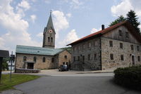 Blick auf die Pfarrkirche Langfurth mit Pfarrhof in der Gemeinde Schöfweg