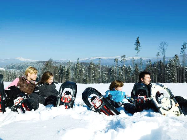 Winter-Familienerlebnis beim Schneeschuhwandern bei Schönberg