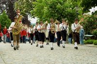 Festzug mit der Blaskapelle beim Schönberger Volksfest