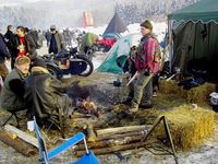 Aufwärmen der Biker am Lagerfeuer beim Elefantentreffen