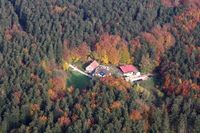 Blick auf den Berghof Gibacht am Bergmassiv Gibacht