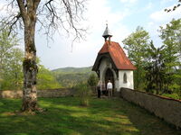 Die Lourdes-Kapelle mit Burgmauer bei der Burganlage Ranfels bei Zenting in der Region Sonnenwald