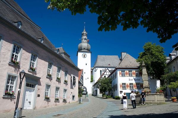 44+ Markt De Arnsberg, De klokkentoren en de stadskapel zijn hier