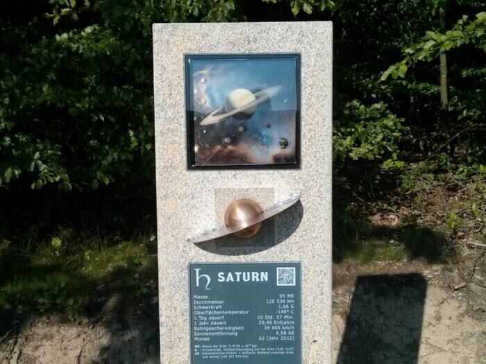 Stelen aus heimischem Granit informieren über die einzelnen Planeten.