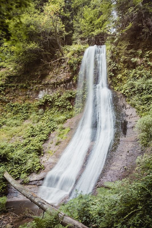 Der Sankenbachwasserfall stürzt in die Tiefe.