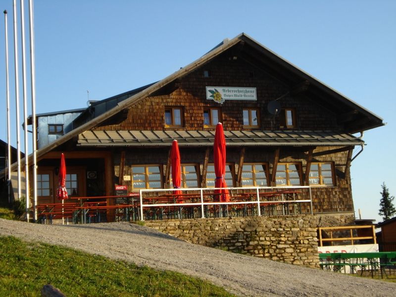 Blick auf das Arberschutzhaus nach Sonnenaufgang