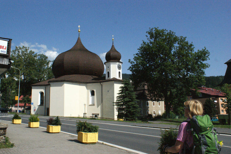 Blick auf die Pfarrkirche, Wahrzeichen von Železná Ruda im Böhmerwald