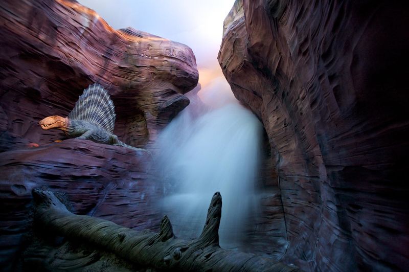 animierter Dimetrodon und Donnerwasserfall