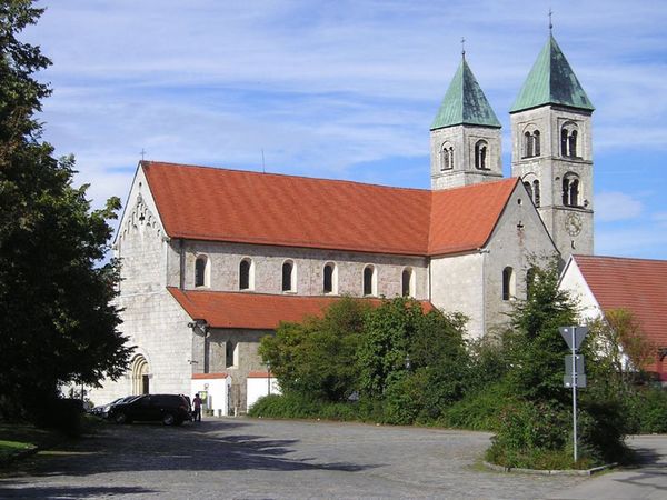 Blick auf die Klosterkirche in Biburg im Hopfenland Hallertau