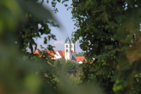 Blick zur Klosterkirche Biburg