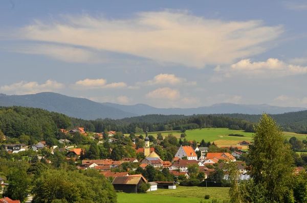 In einer reizvollen Lage, abseits vom Lärm und der Hast des Alltages liegt idyllisch im oberen Regental, in unmittelbarer Nähe des Blaibacher Sees, der anerkannte Erholungsort Blaibach mit seinen 2.100 Einwohnern.