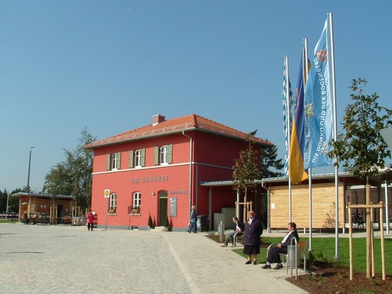 Blick auf den Bahnhof Bogen mit Naturpark-Infostelle