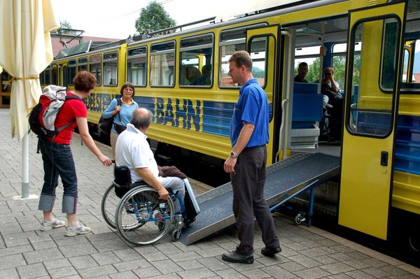 Rollstuhlfahrer auf der Rampe in die Wendelstein-Zahnradbahn.