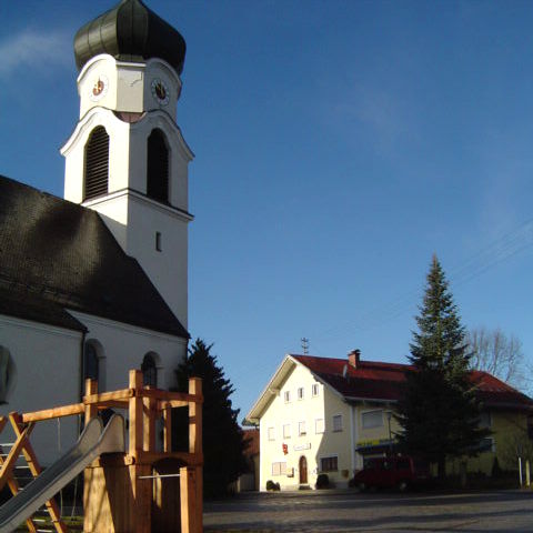 Blick auf die Pfarrkirche ST. LAURENTIUS in Denkhof bei Büchlberg