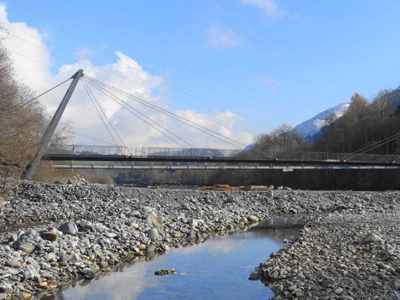 Brücke zwischen Schulen und Castrisch welche über den Rhein führt.