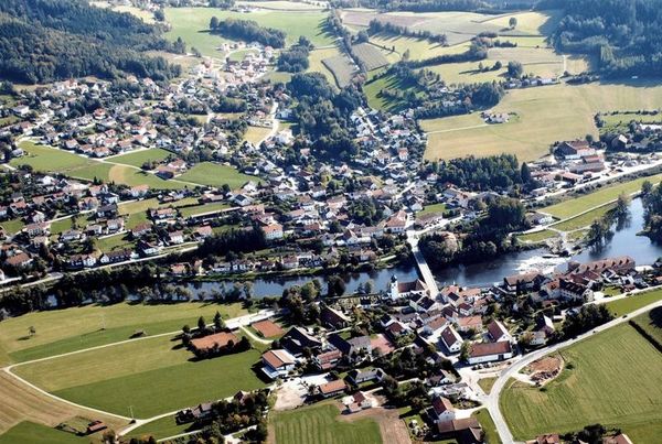 Chamerau ist im Regental und direkt am Regentalradweg gelegen - idealer Ferienort für Wanderer, Angler, Radler und für Bootsfahrten.