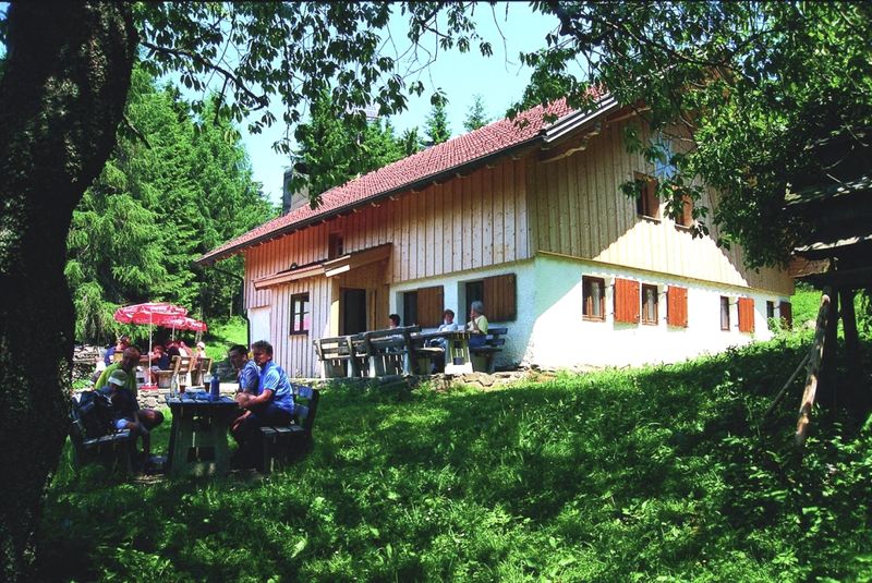Die DAV Hochwaldhütte in Oberfrohnreut bei Deggendorf auf der Rusel