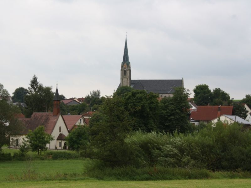 Pfarrkirche St. Peter und Paul in Röhlingen, im Vordergrund die Dietersbacher Kapelle